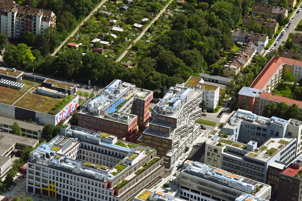 München von oben - Neubau Wohn- und Geschäftshaus Viertel DIE MACHEREI im Ortsteil Berg am Laim in München im Bundesland Bayern, Deutschland