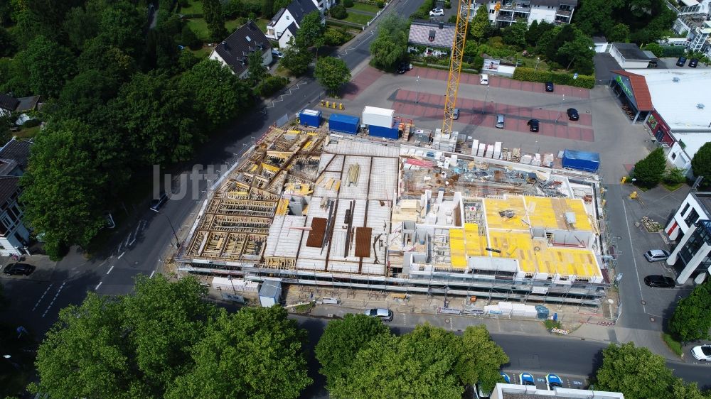 Luftaufnahme Hennef (Sieg) - Neubau eines Wohn- und Geschäftshauses in Hennef (Sieg) im Bundesland Nordrhein-Westfalen, Deutschland