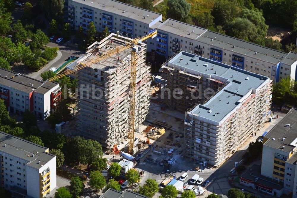 Luftaufnahme Berlin - Neubau eines Wohn- und Geschäftshauses im Ortsteil Hellersdorf in Berlin, Deutschland