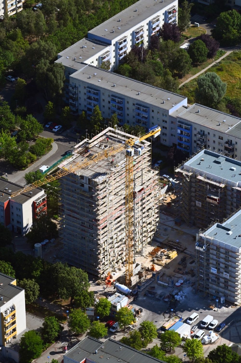 Berlin von oben - Neubau eines Wohn- und Geschäftshauses im Ortsteil Hellersdorf in Berlin, Deutschland