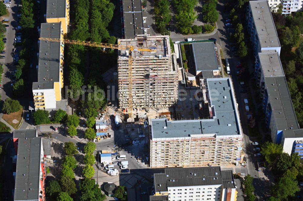 Berlin aus der Vogelperspektive: Neubau eines Wohn- und Geschäftshauses im Ortsteil Hellersdorf in Berlin, Deutschland
