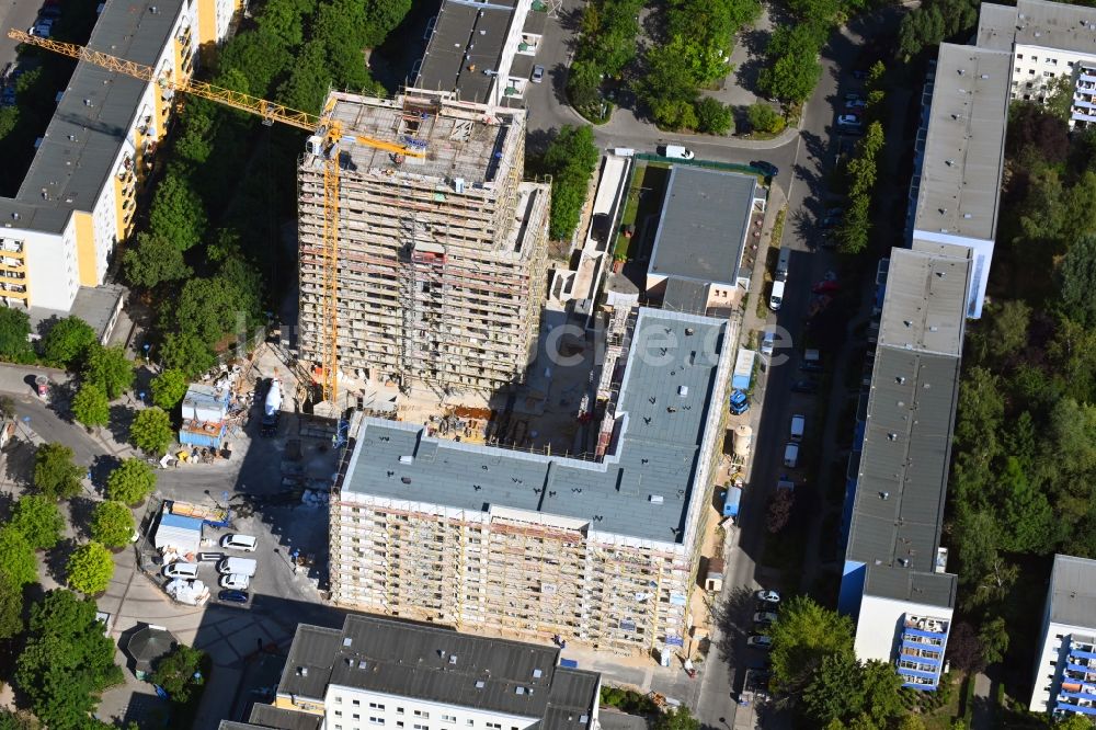 Luftbild Berlin - Neubau eines Wohn- und Geschäftshauses im Ortsteil Hellersdorf in Berlin, Deutschland