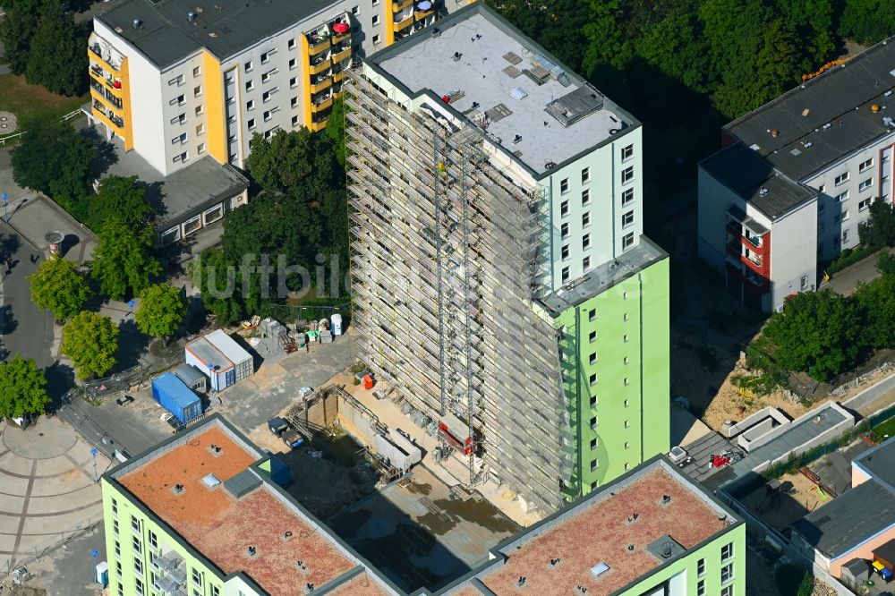 Berlin von oben - Neubau eines Wohn- und Geschäftshauses im Ortsteil Hellersdorf in Berlin, Deutschland