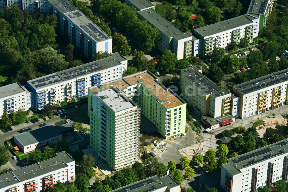 Luftbild Berlin - Neubau eines Wohn- und Geschäftshauses im Ortsteil Hellersdorf in Berlin, Deutschland