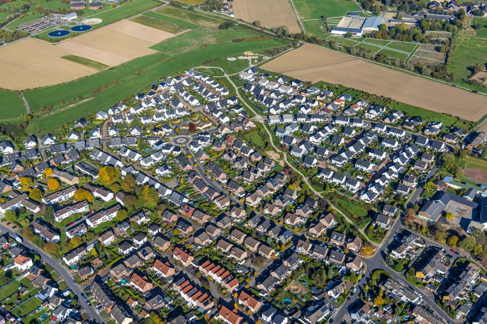 Moers von oben - Neubau- Wohngebiet einer Einfamilienhaus- Siedlung an der Planetenstraße in Moers im Bundesland Nordrhein-Westfalen