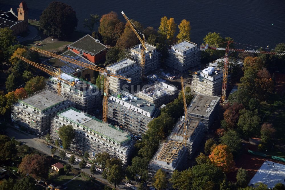 Luftbild Berlin - Neubau Wohngebiet einer Mehrfamilienhaussiedlung am Ufer- und Flußverlauf der Spree im Ortsteil Schöneweide in Berlin, Deutschland