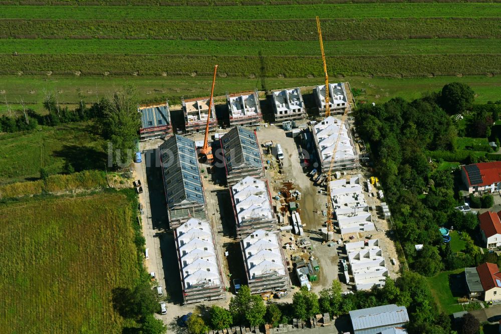 Luftbild Berlin - Neubau- Wohngebiet einer Reihenhaus- Siedlung im Ortsteil Mahlsdorf in Berlin, Deutschland
