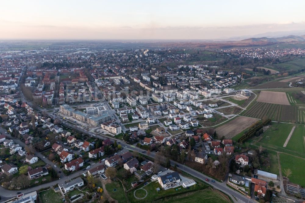 Luftbild Offenburg - Neubau- Wohngebiet einer Reihenhaus- Siedlung Im Seidenfaden in Offenburg im Bundesland Baden-Württemberg, Deutschland