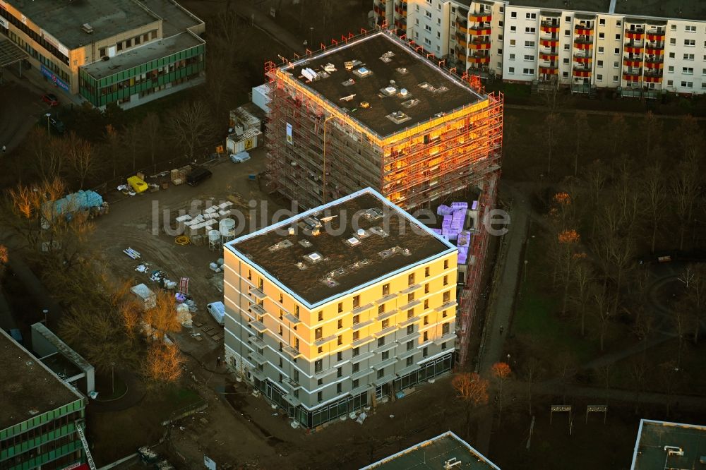 Berlin aus der Vogelperspektive: Neubau eines Wohnhauses Die Neuen Ringkolonnaden im Ortsteil Marzahn in Berlin, Deutschland