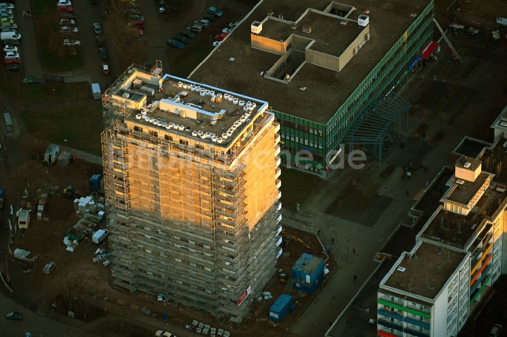 Luftbild Berlin - Neubau eines Wohnhauses an der Sella-Hasse-Straße im Ortsteil Marzahn in Berlin, Deutschland
