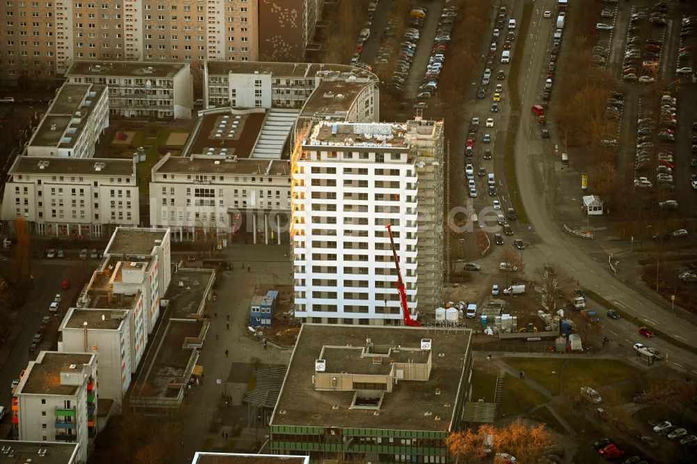 Luftaufnahme Berlin - Neubau eines Wohnhauses an der Sella-Hasse-Straße im Ortsteil Marzahn in Berlin, Deutschland