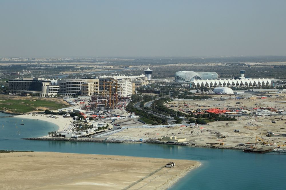 Abu Dhabi von oben - Neubaugebiet und Erweiterungs- Areal bei der Rennstrecke der Rennbahn Yas Marina Circuit in Abu Dhabi in Vereinigte Arabische Emirate