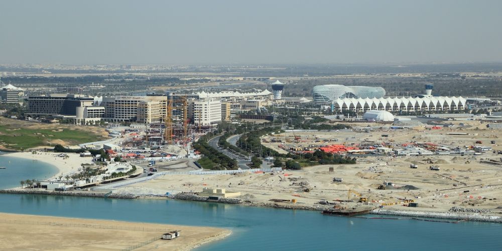 Abu Dhabi aus der Vogelperspektive: Neubaugebiet und Erweiterungs- Areal bei der Rennstrecke der Rennbahn Yas Marina Circuit in Abu Dhabi in Vereinigte Arabische Emirate