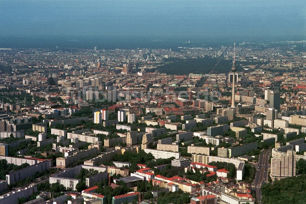Luftaufnahme Berlin - Neubaugebiete um das Stadtzentrum von Berlin-Mitte mit Berliner Fernsehturm