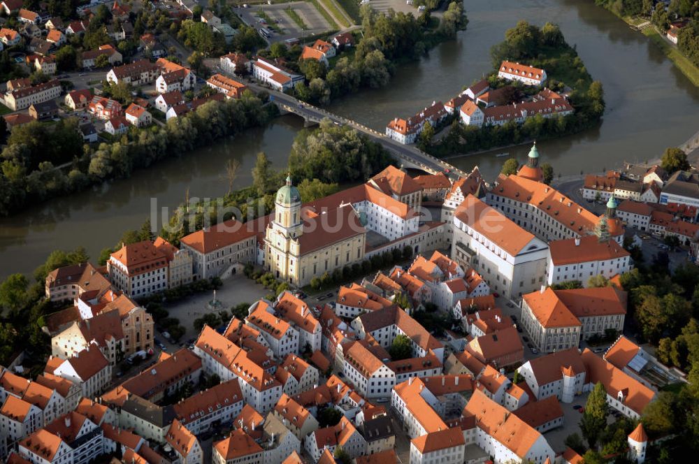 Luftaufnahme Neuburg an der Donau - Neuburg an der Donau Stadtschloss und Hofkirche