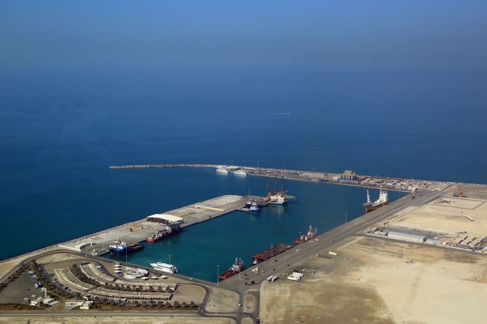 Abu Dhabi aus der Vogelperspektive: Neuer Hafen Mina im Hafenareal Port Zayed in Abu Dhabi in Vereinigte Arabische Emirate