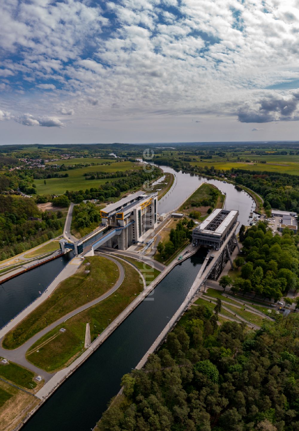 Luftaufnahme Niederfinow - Neues und altes Schiffshebewerk Niederfinow am Oder-Havel-Kanal im Bundesland Brandenburg