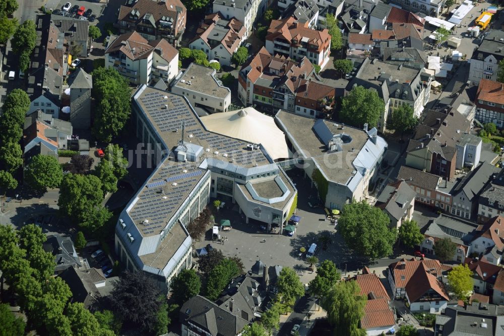 Menden (Sauerland) von oben - Neues Rathaus am Neumarkt in Menden im Bundesland Nordrhein-Westfalen