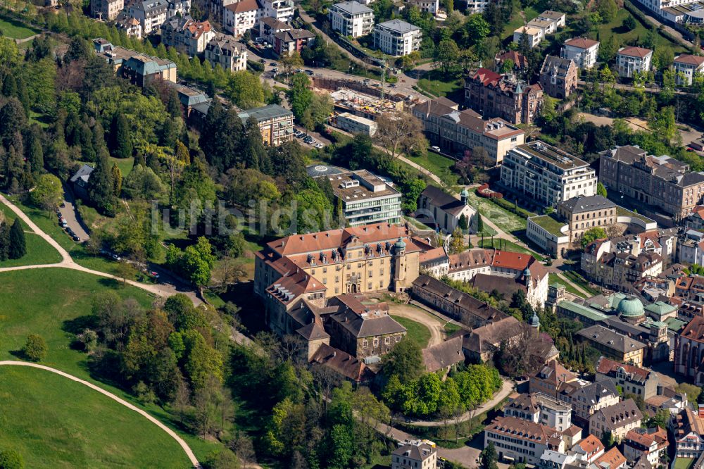 Baden-Baden von oben - Neues Schloss und Stadtansicht vom Innenstadtbereich in Baden-Baden im Bundesland Baden-Württemberg, Deutschland