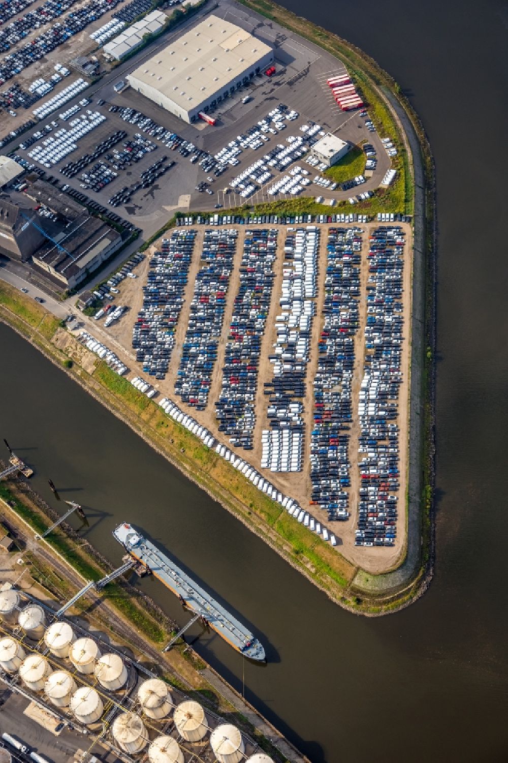 Luftbild Neuss - Neufahrzeuge auf den Abstellflächen des Binnenhafen in Neuss im Bundesland Nordrhein-Westfalen, Deutschland
