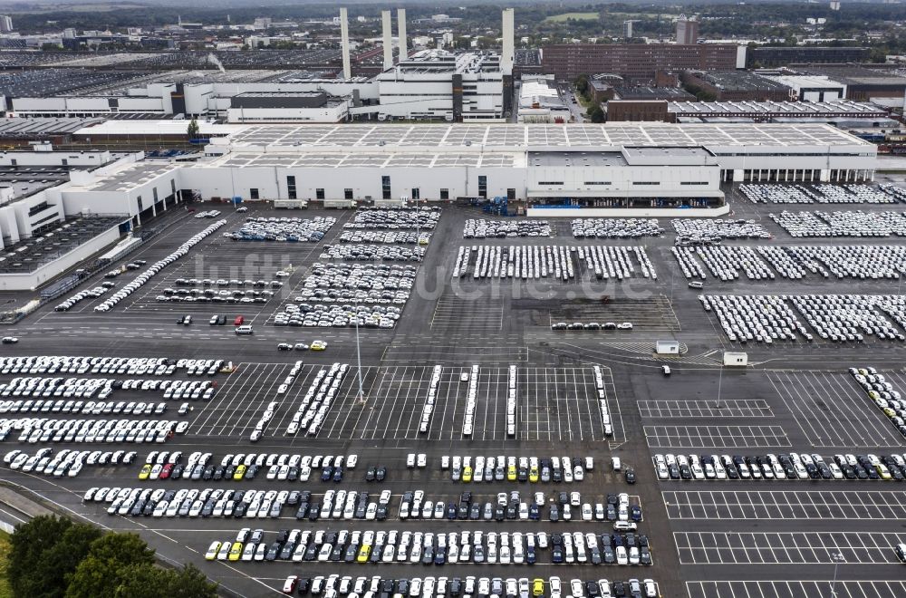 Luftaufnahme Wolfsburg - Neufahrzeuge auf den Abstellflächen des VW - Volkswagenwerk in Wolfsburg im Bundesland Niedersachsen, Deutschland