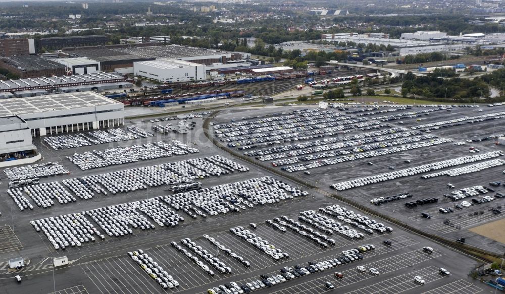 Luftbild Wolfsburg - Neufahrzeuge auf den Abstellflächen des VW - Volkswagenwerk in Wolfsburg im Bundesland Niedersachsen, Deutschland