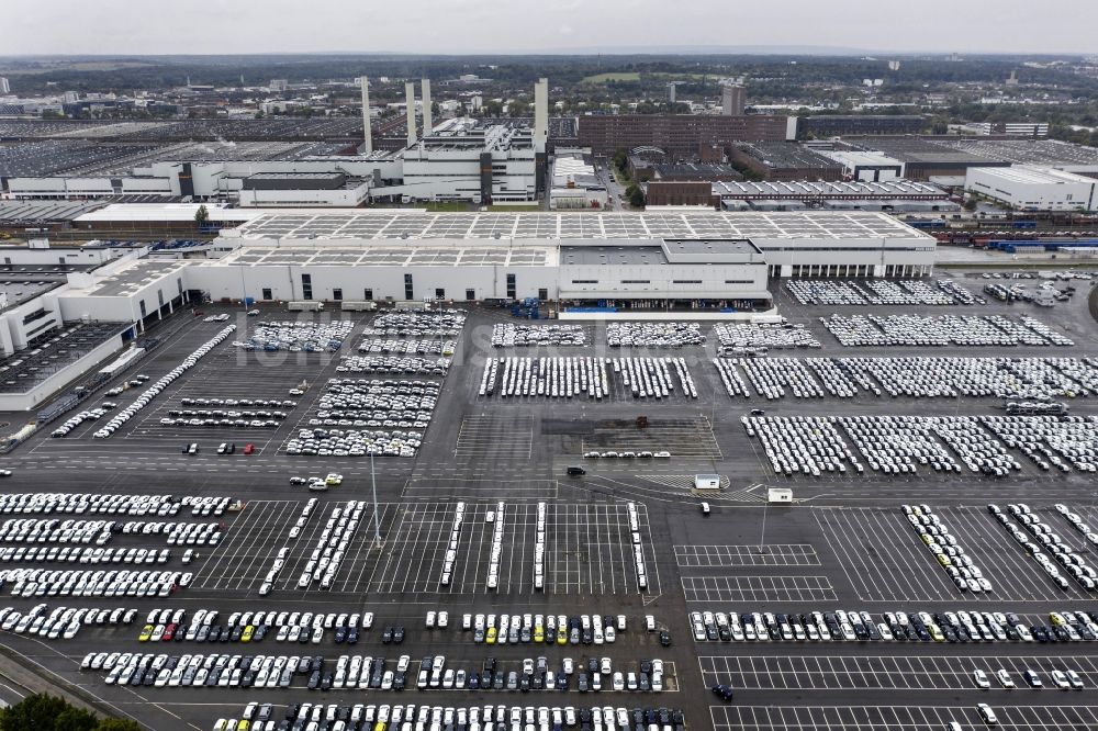 Luftaufnahme Wolfsburg - Neufahrzeuge auf den Abstellflächen des VW - Volkswagenwerk in Wolfsburg im Bundesland Niedersachsen, Deutschland
