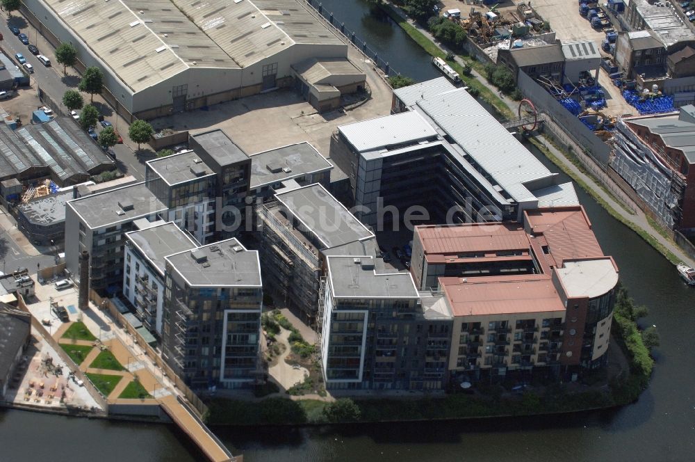 Luftbild London - Neugebauter Wohnblock mit Miet- und Eigentumswohnungen in einem Industriegebiet im Stadtbezirk Hackney in London In Großbritannien / Great Britain