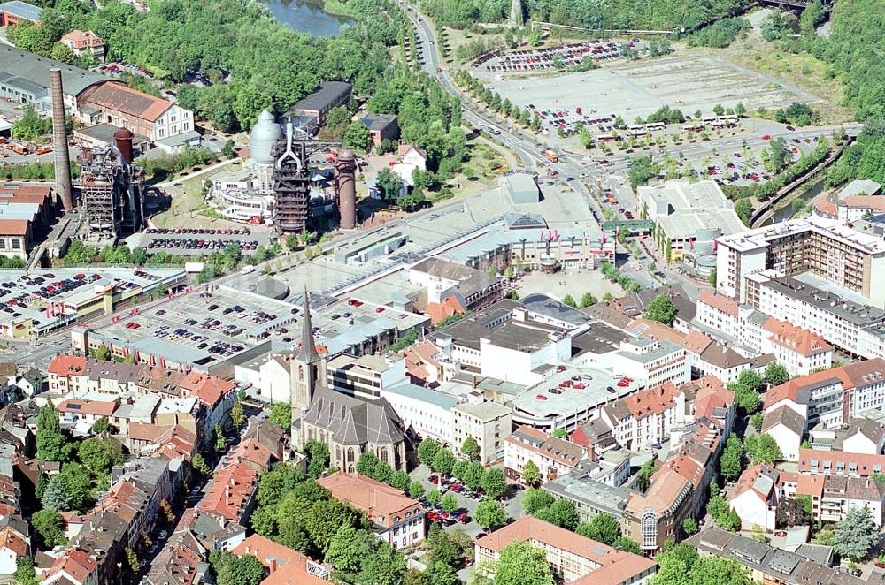 Luftaufnahme Neunkirchen / Saarland - Neunkirchen / Saarland Blick auf das Saarpark-Center (ECE-Center) neben dem alten Hüttenareal (ehemaliges Industriegebiet) mit dem denkmalgeschütztzen Wassertum, das zu einem Kommunikationszentrum (Freizeitzentrum mit Gastronomie und Kino usw
