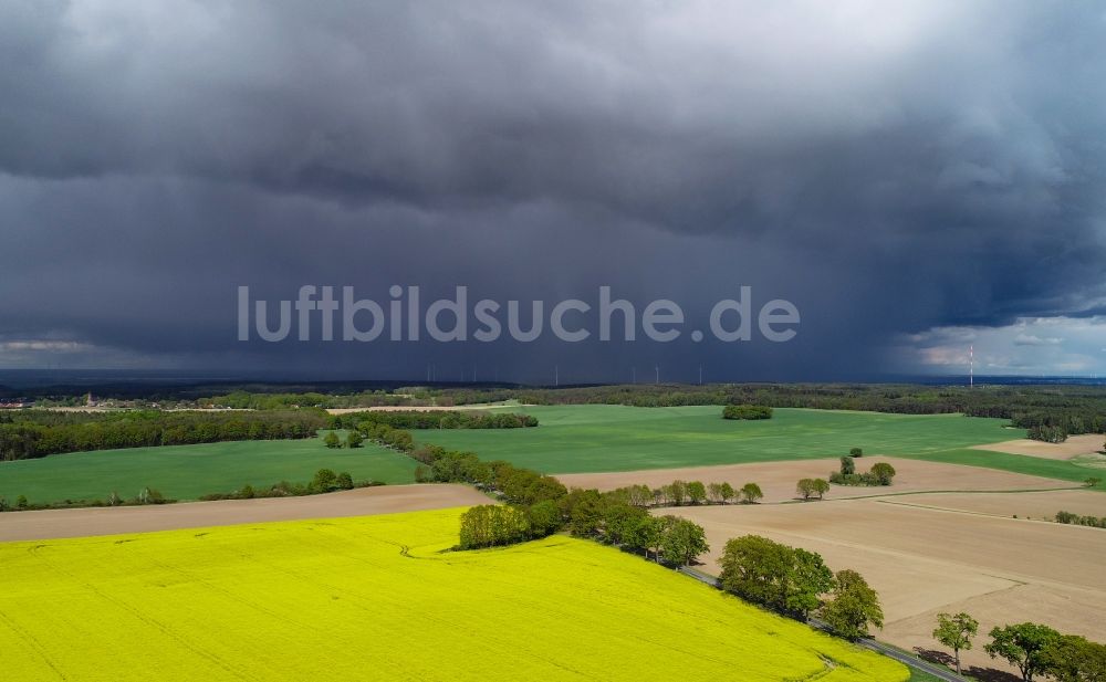 Luftaufnahme Sieversdorf - Niederschlag auf Feldlandschaft in Sieversdorf im Bundesland Brandenburg, Deutschland