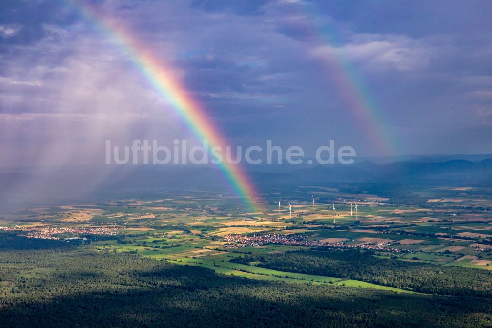 Freckenfeld aus der Vogelperspektive: Niederschlags-Wetterlage mit doppeltem Regenbogen über dem Bienwald in Freckenfeld im Bundesland Rheinland-Pfalz, Deutschland