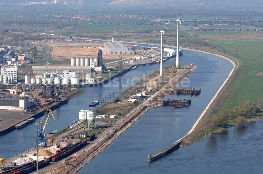 Luftbild Magdeburg - Niedrigwasserschleuse an der Steinkopfinsel im Hafen Magdeburg