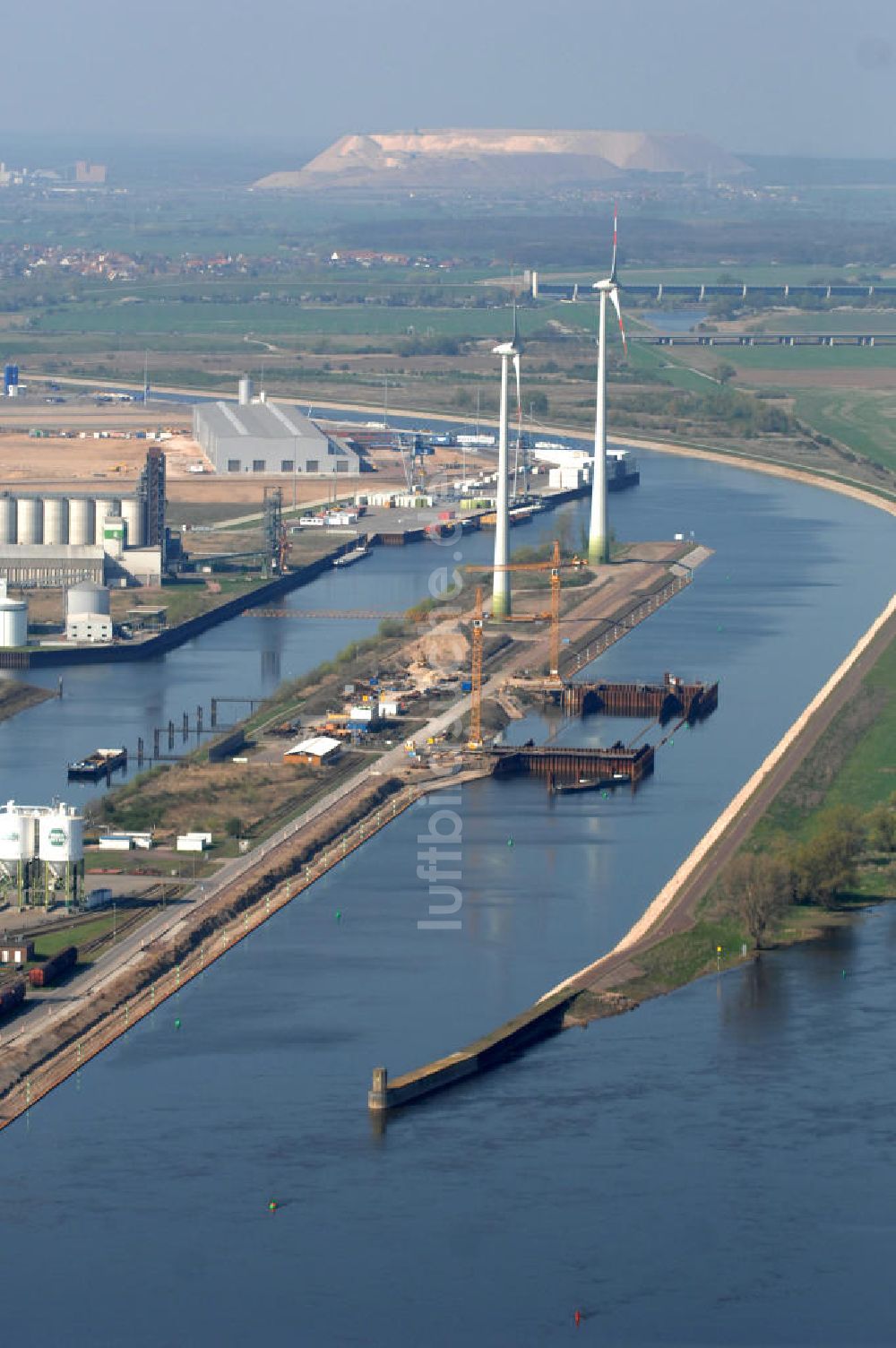 Luftaufnahme Magdeburg - Niedrigwasserschleuse an der Steinkopfinsel im Hafen Magdeburg