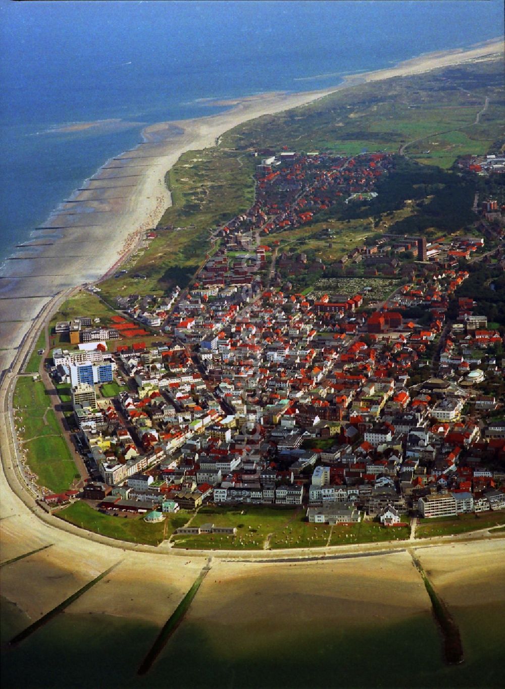 Luftbild Norderney - Nordseeheilbad Norderney auf der gleichnamigen zweitgrößten ostfriesischen Insel im Bundesland Niedersachsen