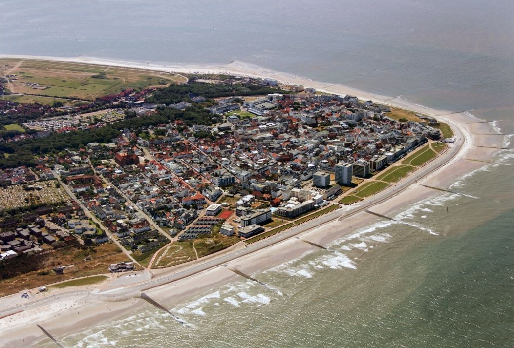 Luftaufnahme Norderney - Nordseeheilbad Norderney auf der gleichnamigen zweitgrößten ostfriesischen Nordsee- Insel im Bundesland Niedersachsen