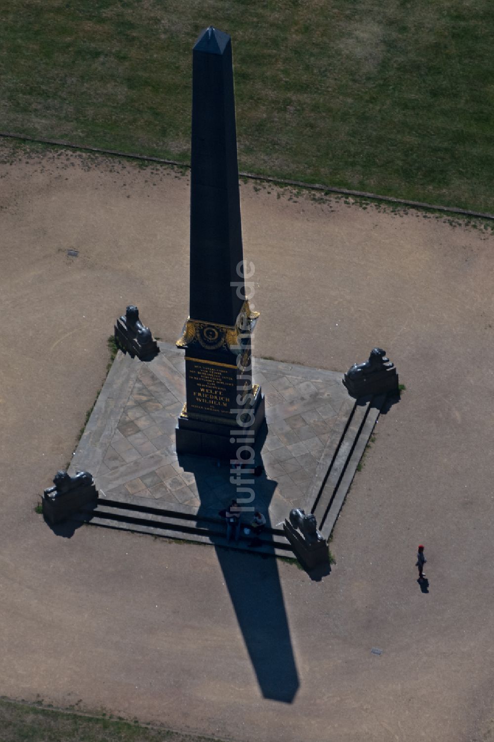 Luftbild Braunschweig - Obelisk auf dem Löwenwall in Braunschweig im Bundesland Niedersachsen, Deutschland