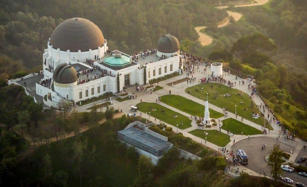 Luftaufnahme Los Angeles - Observatorium und Planetariums- Kuppelbau- Gebäudekomplex des Griffith Observatory in tiefstehender Sonne auf Mount Hollywood in Los Angeles in Kalifornien, USA