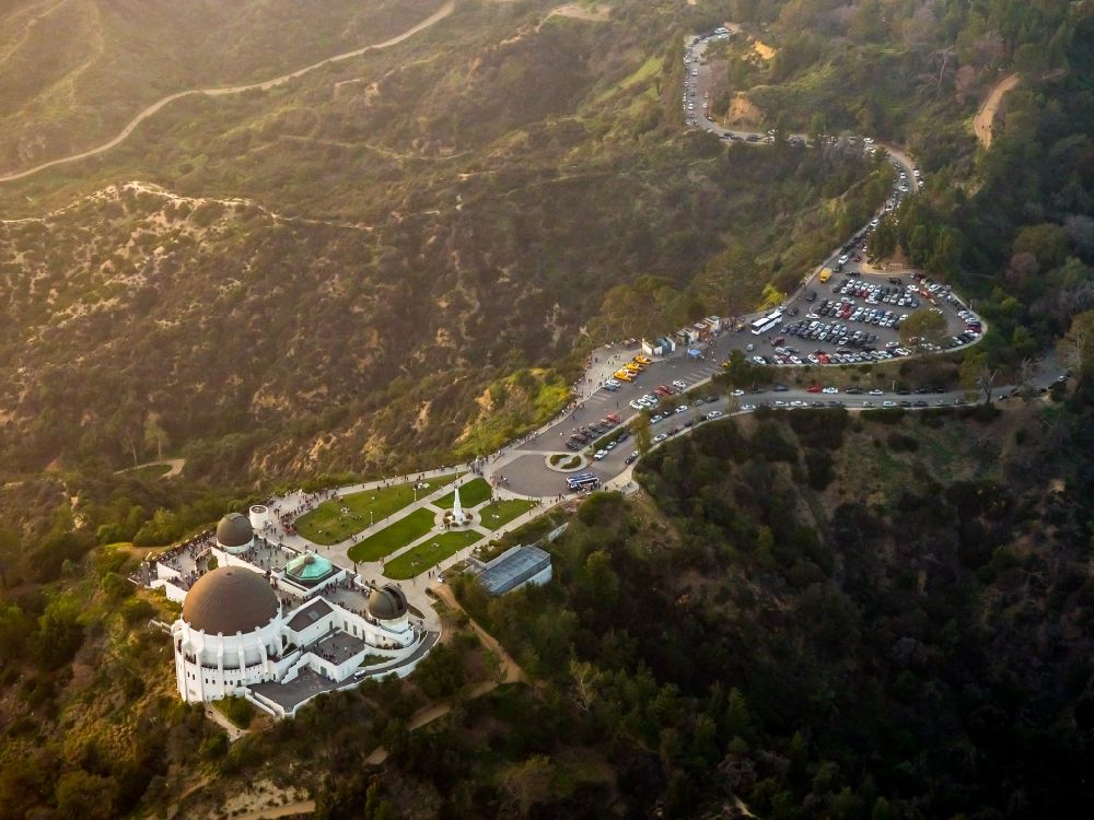 Los Angeles aus der Vogelperspektive: Observatorium und Planetariums- Kuppelbau- Gebäudekomplex des Griffith Observatory in tiefstehender Sonne auf Mount Hollywood in Los Angeles in Kalifornien, USA