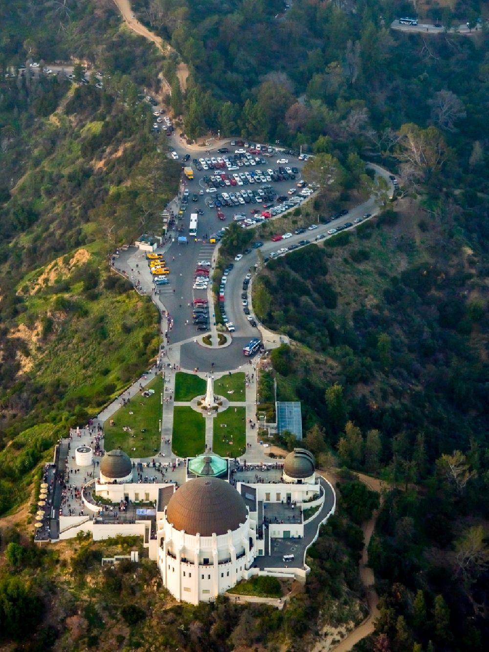 Luftbild Los Angeles - Observatorium und Planetariums- Kuppelbau- Gebäudekomplex des Griffith Observatory in tiefstehender Sonne auf Mount Hollywood in Los Angeles in Kalifornien, USA