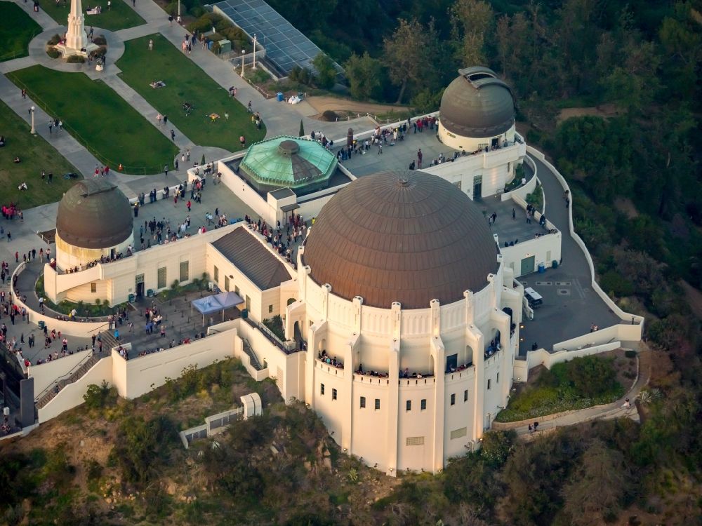 Luftaufnahme Los Angeles - Observatorium und Planetariums- Kuppelbau- Gebäudekomplex des Griffith Observatory in tiefstehender Sonne auf Mount Hollywood in Los Angeles in Kalifornien, USA