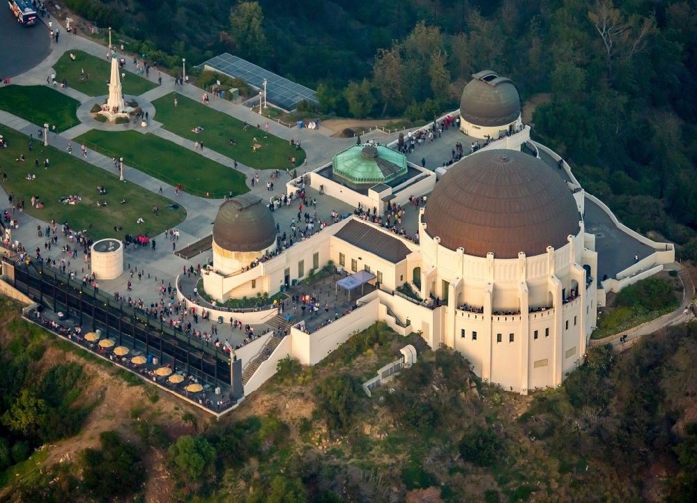 Los Angeles von oben - Observatorium und Planetariums- Kuppelbau- Gebäudekomplex des Griffith Observatory in tiefstehender Sonne auf Mount Hollywood in Los Angeles in Kalifornien, USA