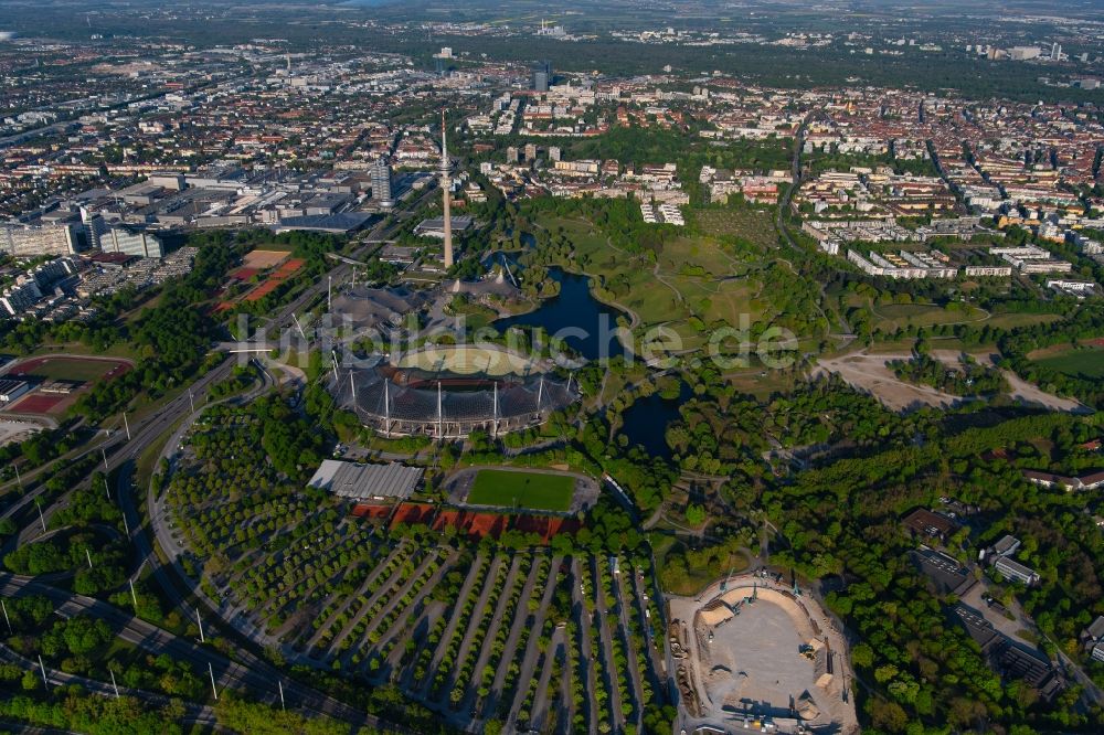 Luftaufnahme München - Olympiapark mit See, Stadion und Fernsehturm im Stadtteil Milbertshofen-Am Hart in München im Bundesland Bayern, Deutschland