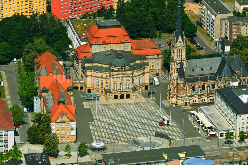 Chemnitz von oben - Opernhaus Chemnitz mit Theaterplatz und der Petrikirche in Chemnitz im Bundesland Sachsen