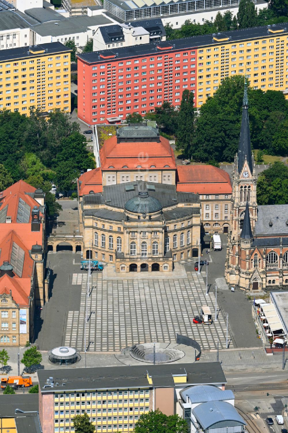 Chemnitz aus der Vogelperspektive: Opernhaus Chemnitz mit Theaterplatz und der Petrikirche in Chemnitz im Bundesland Sachsen