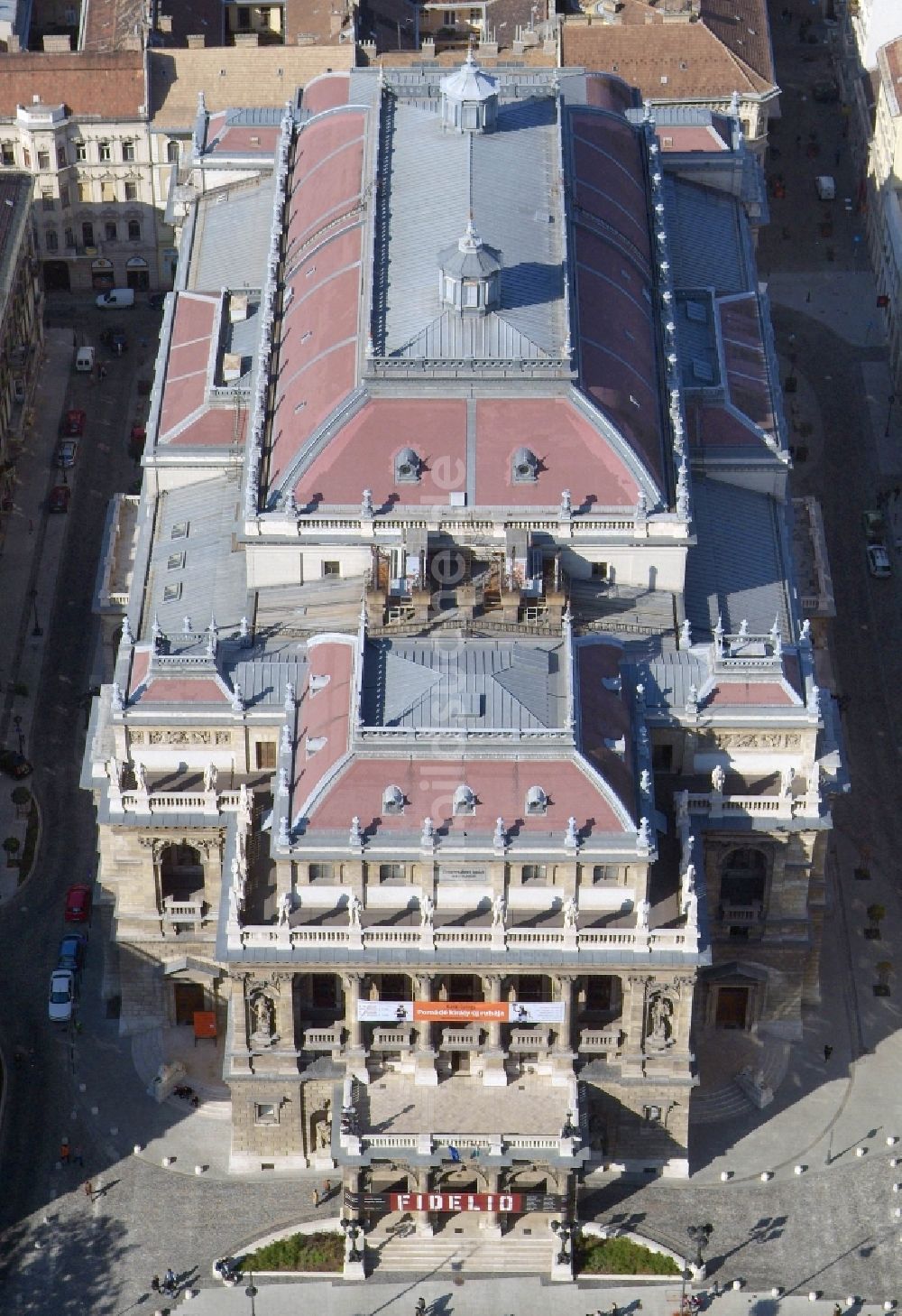 Luftaufnahme Budapest - Opernhaus im Ortsteil VI. kerület in Budapest in Ungarn