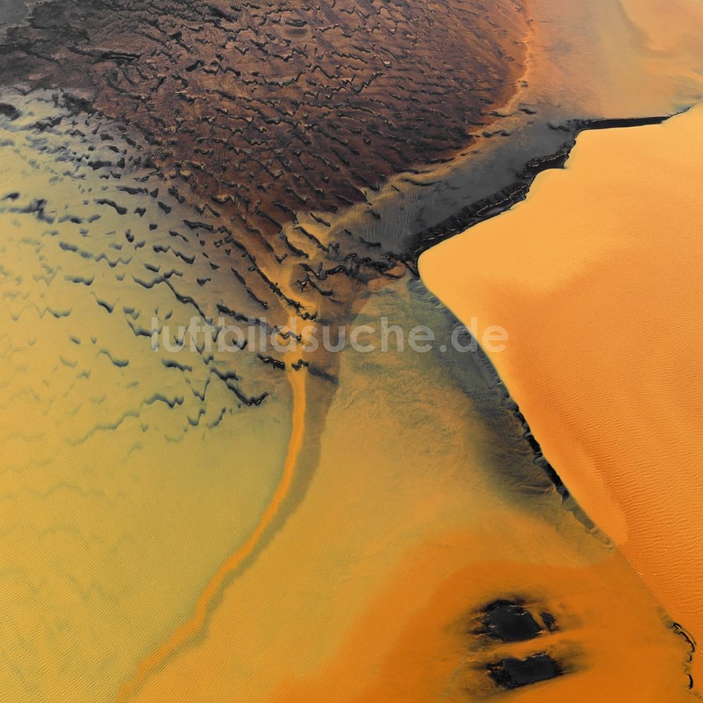 Luftaufnahme Hvolsvöllur - Orange- rot- braune Wasseroberfläche an der Meeres- Küste Nord Atlantischer Ozean Landeyjarsander in Hvolsvöllur in South Iceland, Island