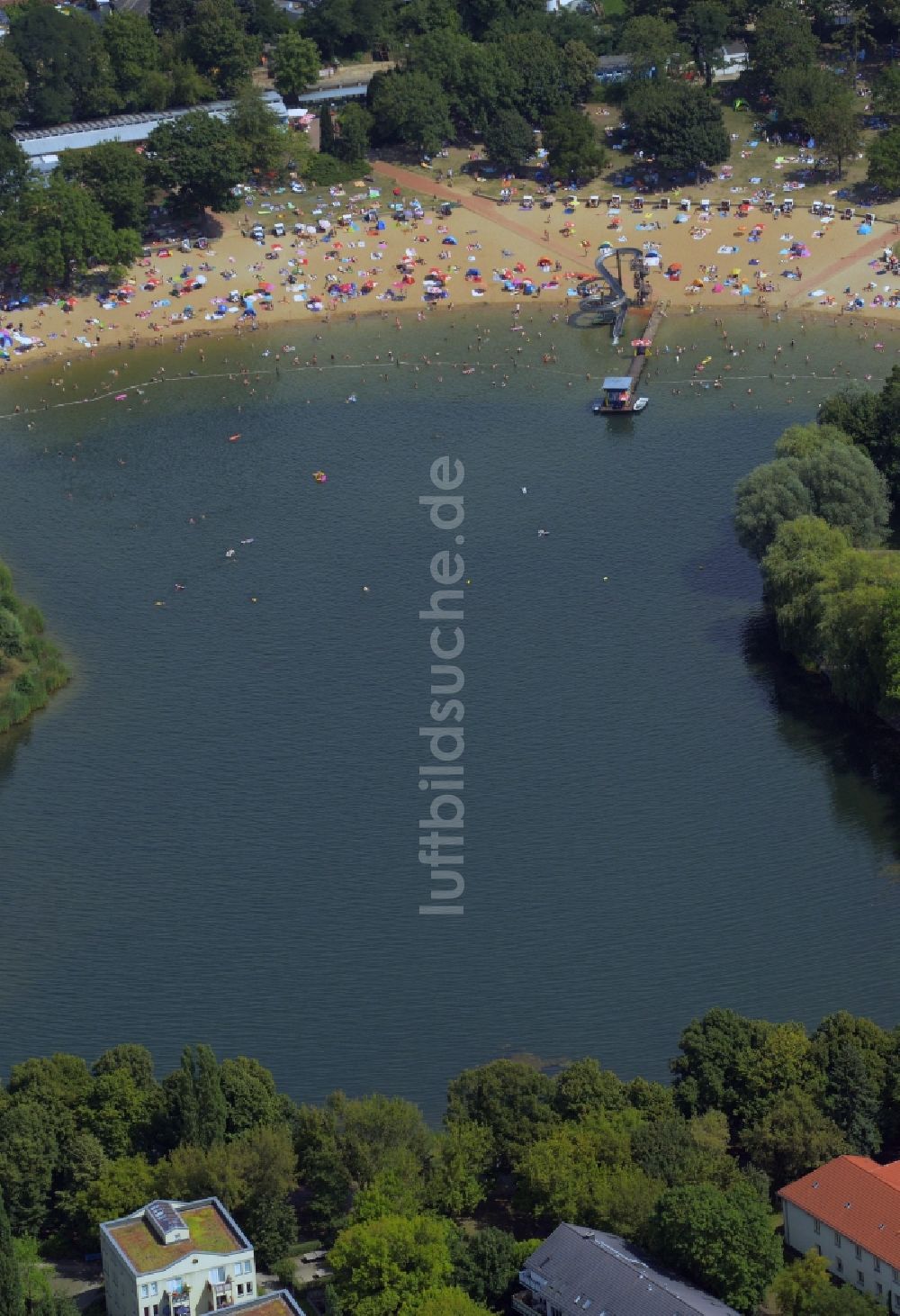 Luftaufnahme Berlin - Orankesee und Strandbad im Ortsteil Alt-Hohenschönhausen im Bezirk Lichtenberg in Berlin