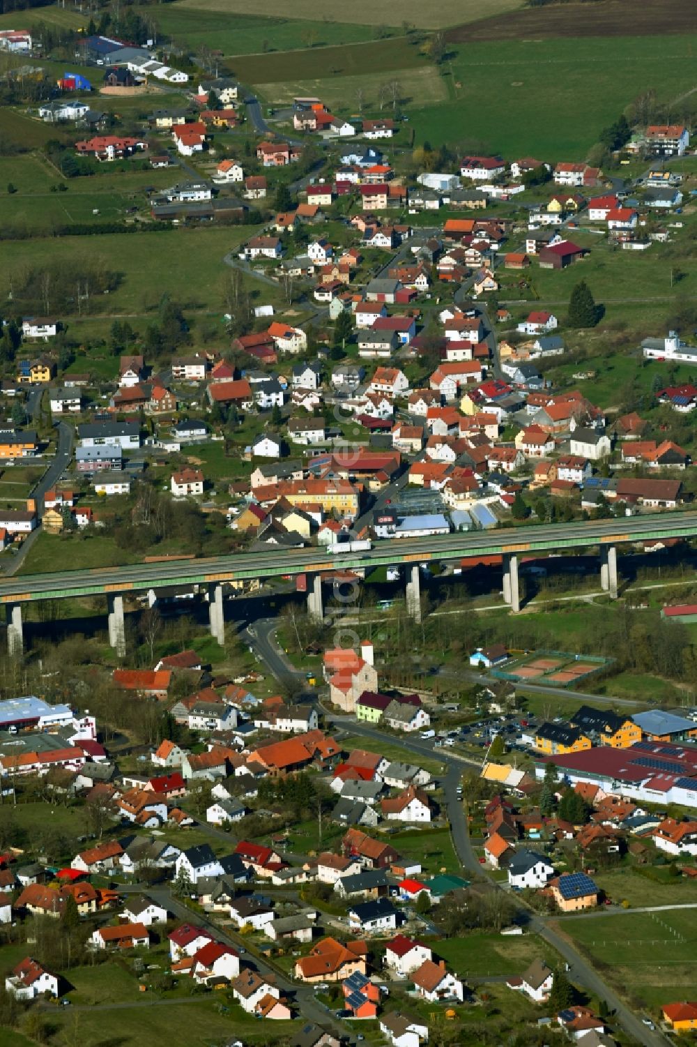 Uttrichshausen aus der Vogelperspektive: Orts- Ansicht mit Autobahnbrücke der BAB 7 in Uttrichshausen im Bundesland Hessen, Deutschland