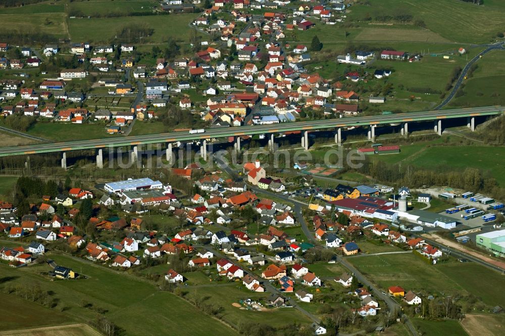 Luftbild Uttrichshausen - Orts- Ansicht mit Autobahnbrücke der BAB 7 in Uttrichshausen im Bundesland Hessen, Deutschland