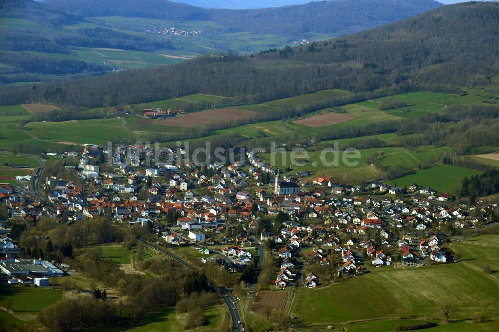 Hilders aus der Vogelperspektive: Orts- Ansicht im Talbereich in Hilders in der Rhön im Bundesland Hessen, Deutschland